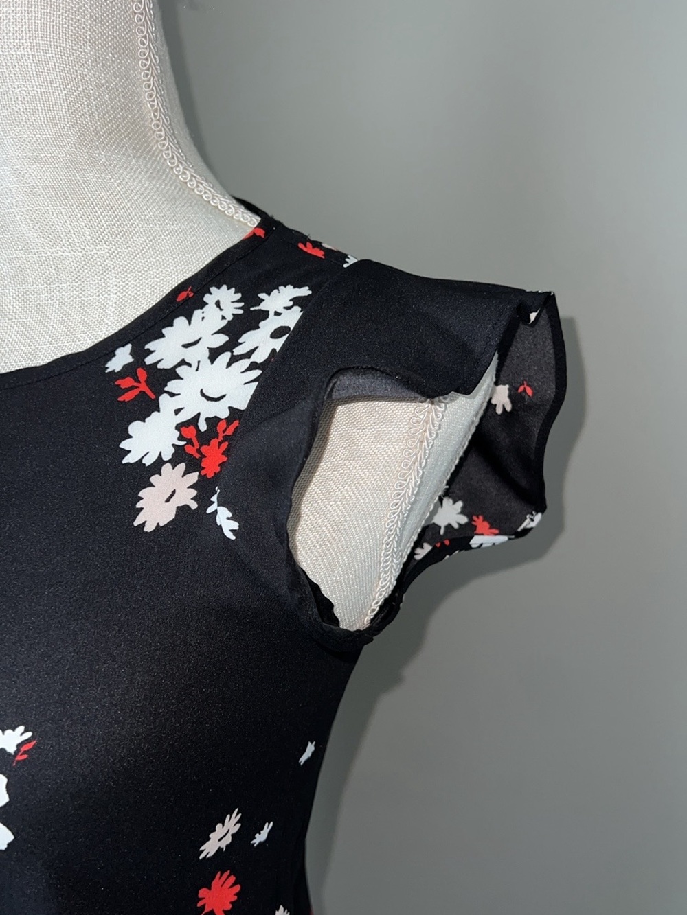Ann Taylor Black Floral Cap-Sleeve Women's Top - White & Red Daisy Print XXSP - Picture 2 of 5